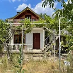 Campo de lujo Shelter House 1 1 Bed, No Water, Wc Is Outhouse, Dirt Road, Dog In The Garden, Genius Points Welcome! къща за подслон в казанлък, без вода! Kazanlŭk