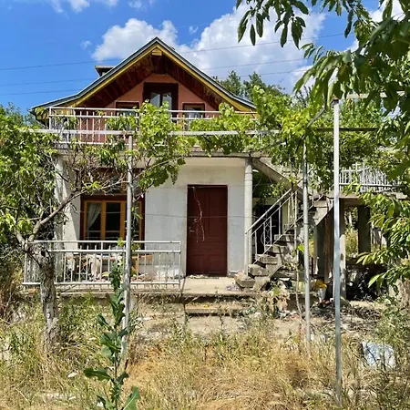 Tente de luxe Shelter House 1 1 Bed, No Water, Wc Is Outhouse, Dirt Road, Dog In The Garden, Genius Points Welcome! къща за подслон в казанлък, без вода! Kazanlŭk