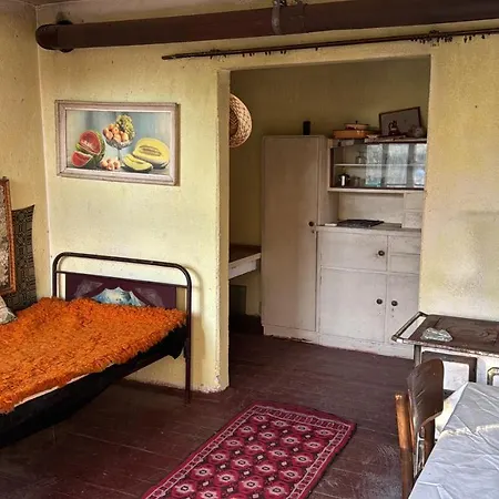 Shelter House 1 1 Bed, No Water, Wc Is Outhouse, Dirt Road, Dog In The Garden, Genius Points Welcome! къща за подслон в казанлък, без вода! Tente de luxe *