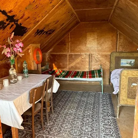 къща в казанлък, 2 с 3 легла без ток и вода, външна тоалетна, всеки чисти след себе си! House In 2-rooms & 3 Beds, No Electric, Water Or Wc, Use Outhouse, Bring Water, Tidy After Yourself Campismo de Luxo Kazanlŭk