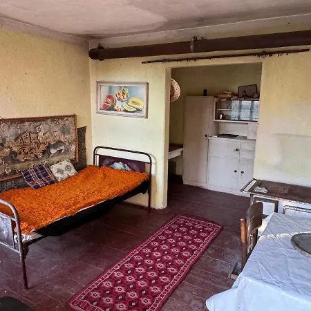 Shelter House 1 1 Bed, No Water, Wc Is Outhouse, Dirt Road, Dog In The Garden, Genius Points Welcome! къща за подслон в казанлък, без вода! Tente de luxe