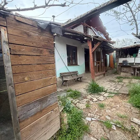 Shelter House 1 1 Bed, No Water, Wc Is Outhouse, Dirt Road, Dog In The Garden, Genius Points Welcome! къща за подслон в казанлък, без вода! Tente de luxe Kazanlŭk