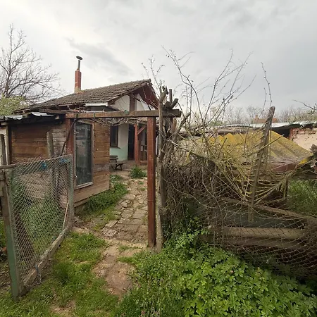 Shelter House 1 1 Bed, No Water, Wc Is Outhouse, Dirt Road, Dog In The Garden, Genius Points Welcome! къща за подслон в казанлък, без вода! Tente de luxe *