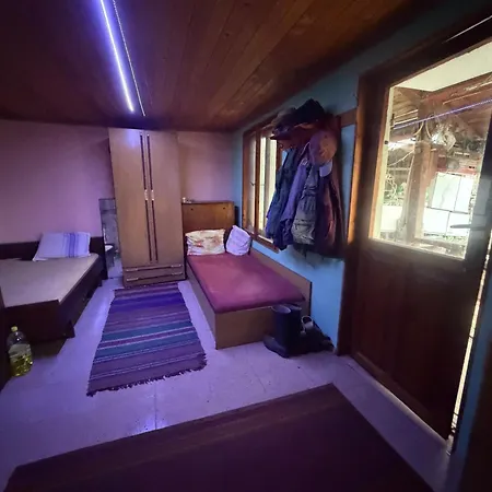 Shelter House 1 1 Bed, No Water, Wc Is Outhouse, Dirt Road, Dog In The Garden, Genius Points Welcome! къща за подслон в казанлък, без вода!